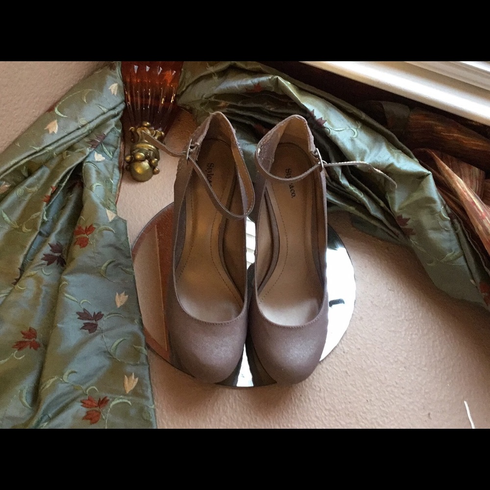Ankle strap heels - Picture 2 of 4
